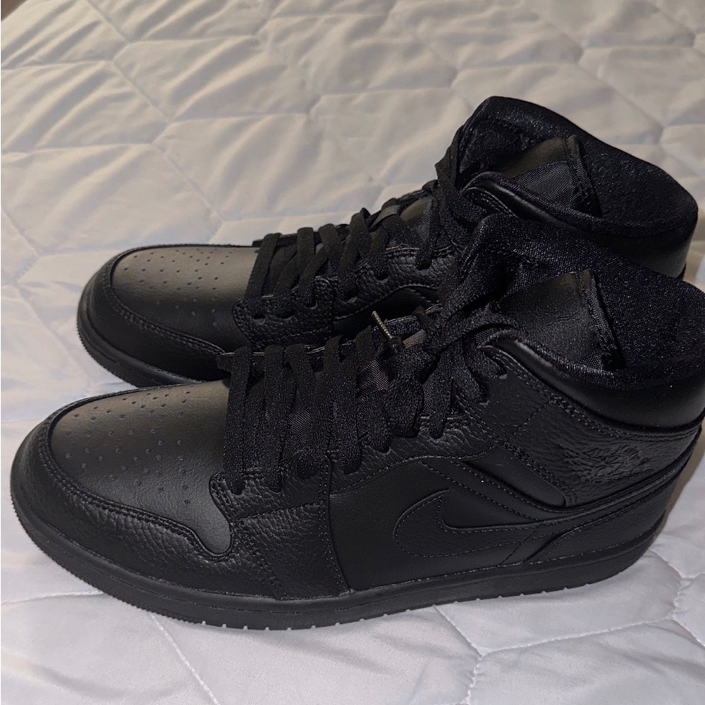 Jordan 1 Mid
Triple Black - Picture 2 of 6